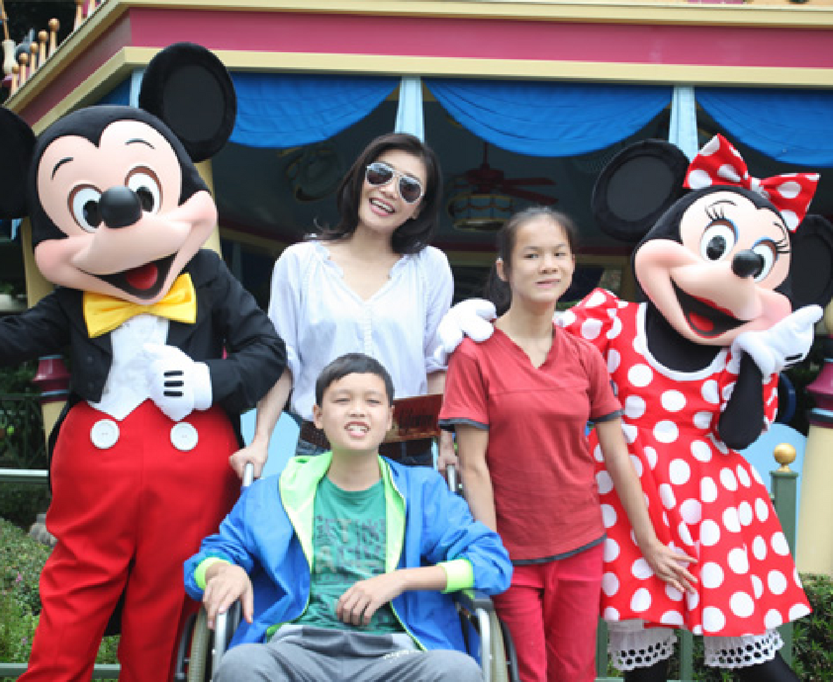 Angie Cheong accompanies sick children to visit Disneyland to fulfill their dreams