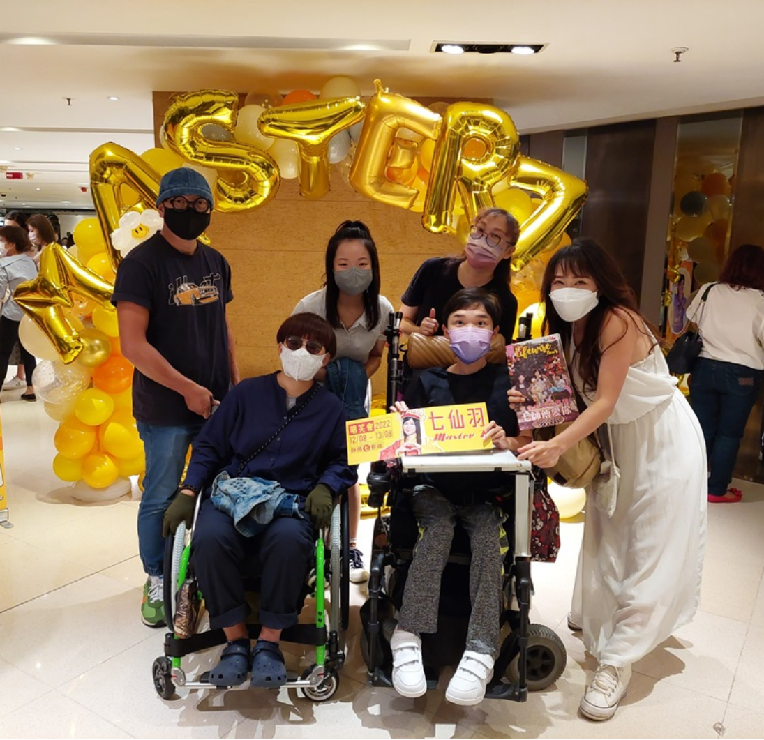 Master 7 loves sick children, even Master 7 can sing and laugh