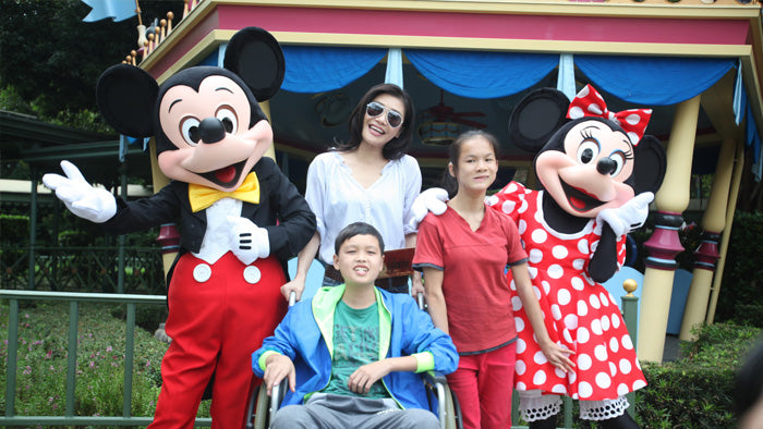 Angie Cheong accompanies sick children to visit Disneyland to fulfill their dreams