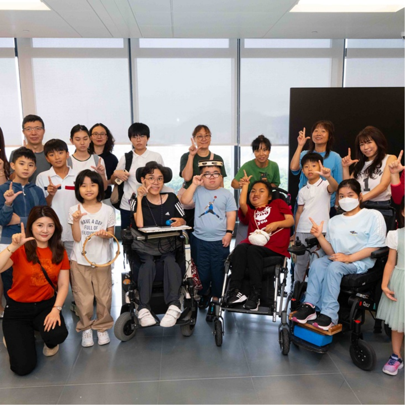 為十週年演出準備 大家齊齊努力唱