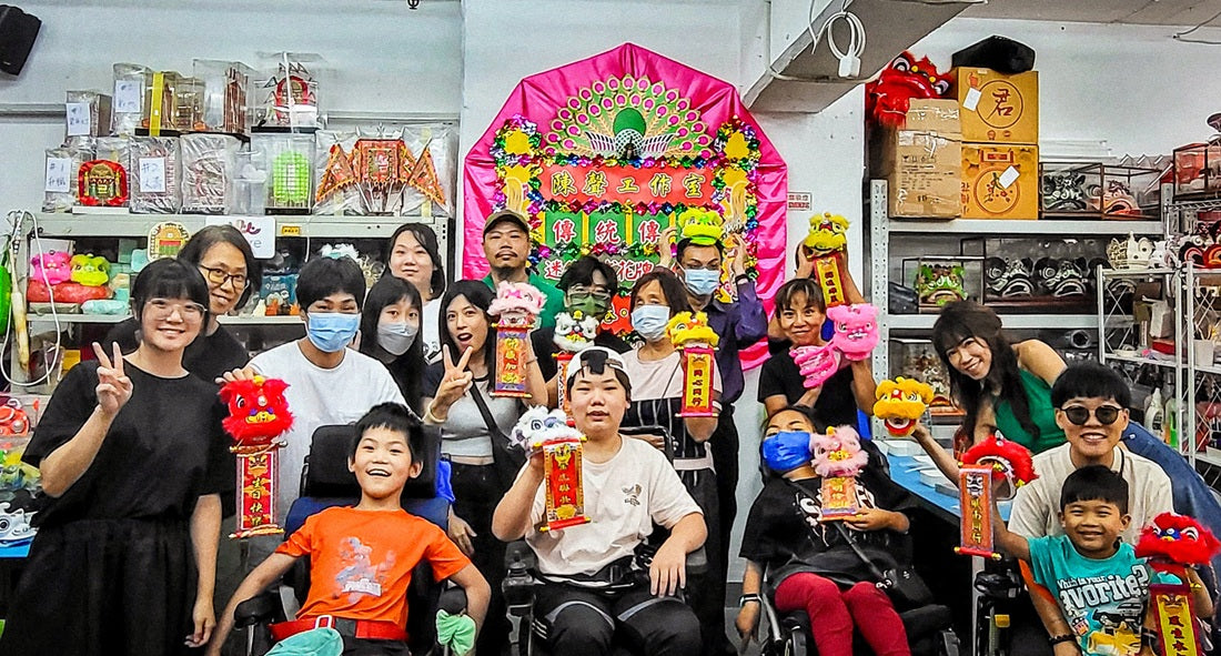 Children With Rare Disease Make Mini Lion Head Together