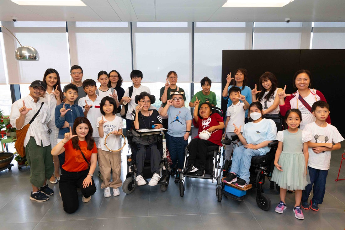 為十週年演出準備 大家齊齊努力唱